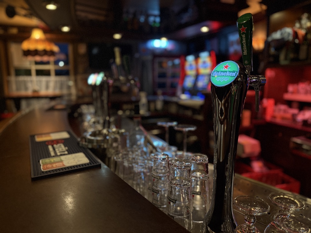 De bar van Het Waepen, met de tap en gespoelde glazen