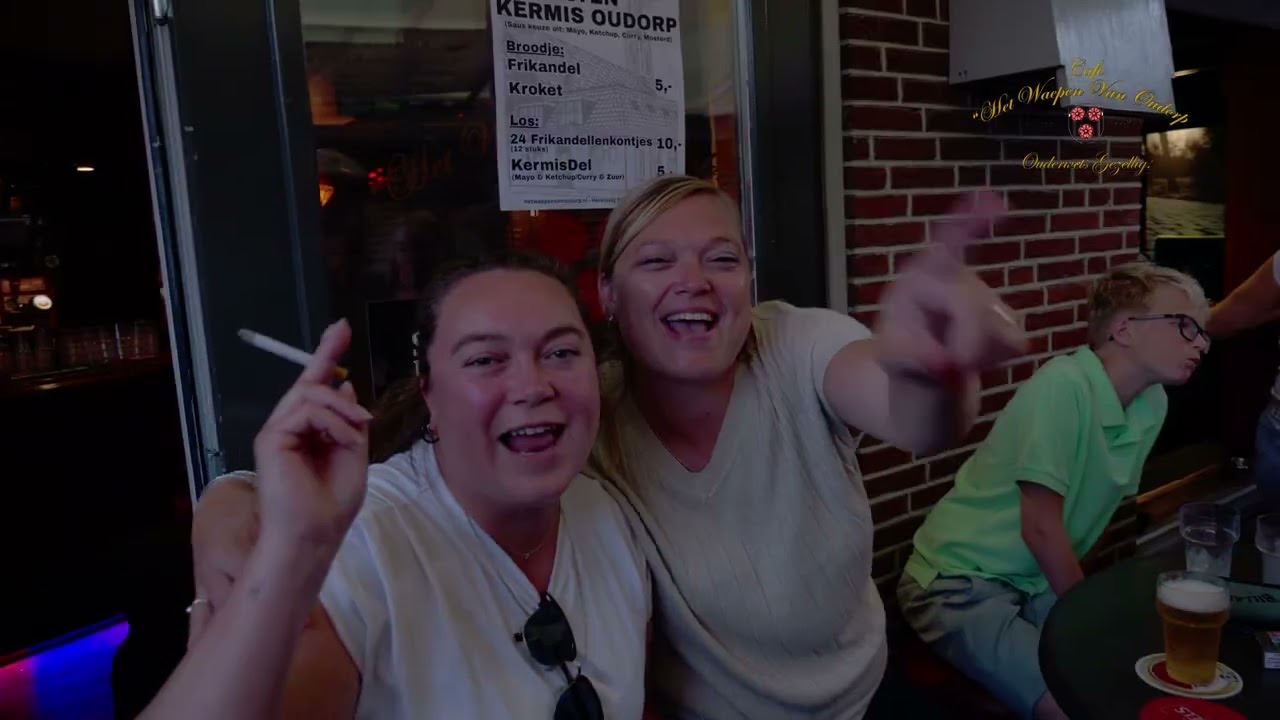 Feestende gasten tijdens de kermis voor Het Waepen