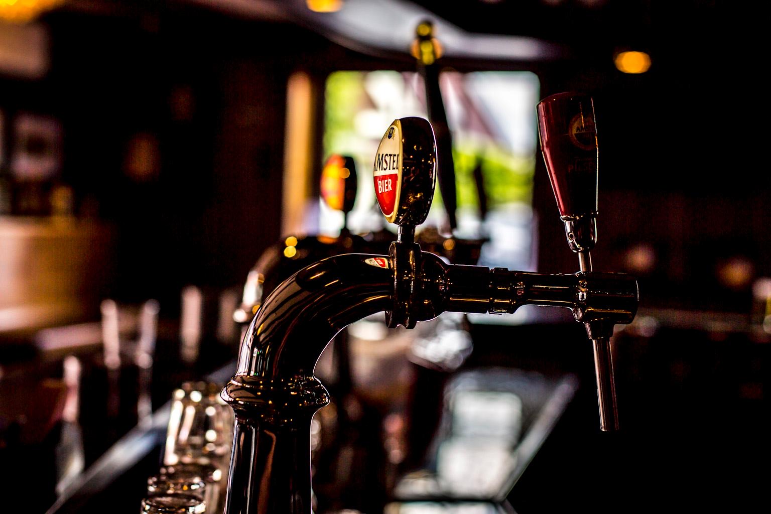 De Amstel-tap in tegenlicht