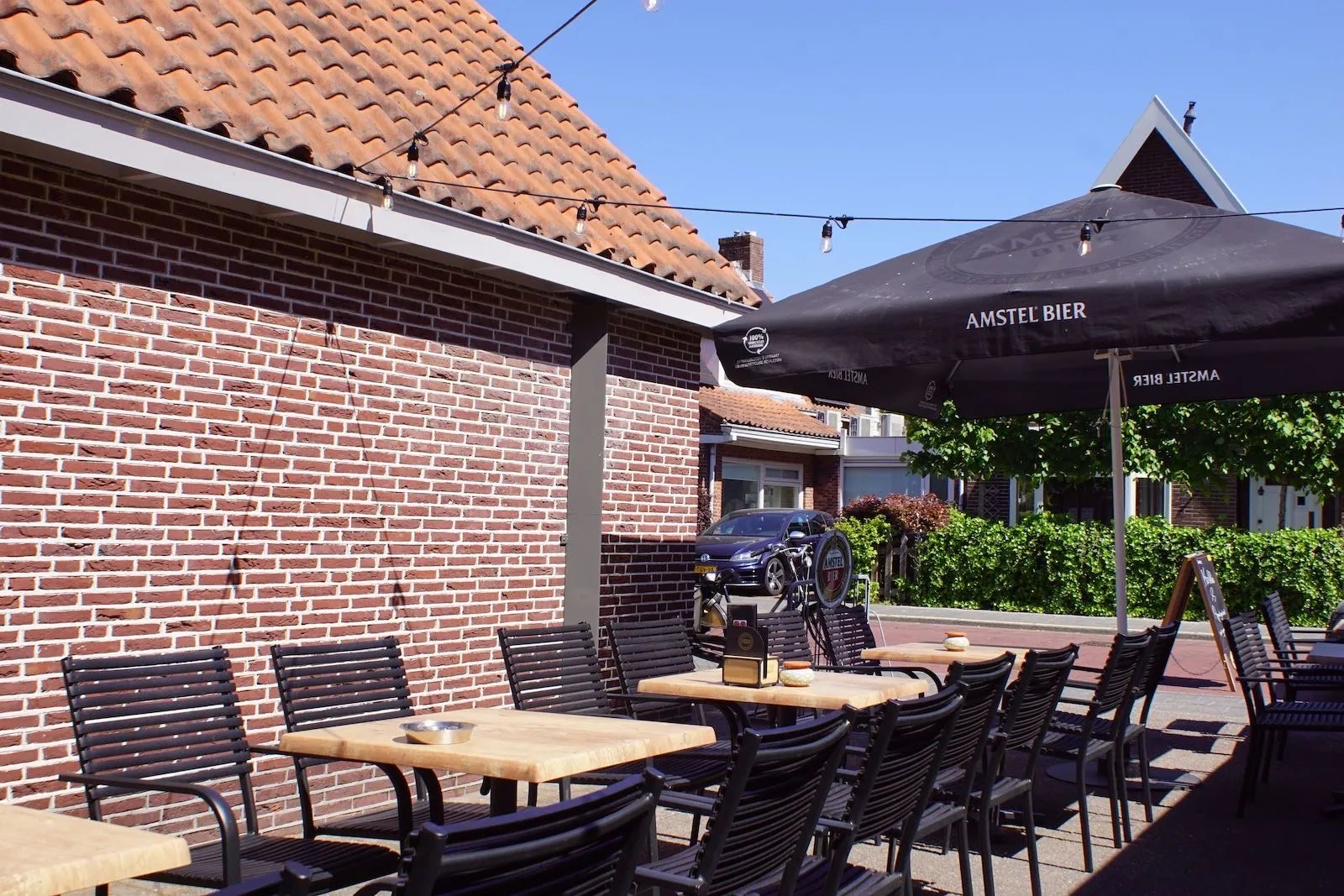 Het terras van Het Waepen in de zon, aan de Herenweg